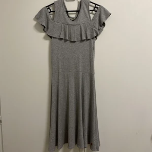 Klänning - En jätte fin och lite använd klänning 
