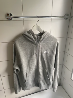 Nike hoodie - Grå Nike hoodie i storlek M, sparsamt använd