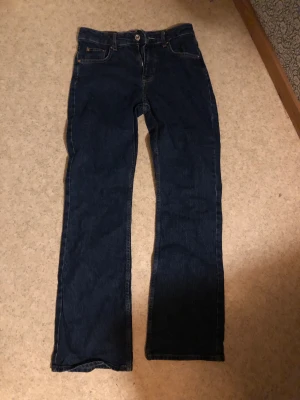 Jeans från Gina tricot - Andvända en gång i bra skick,jag kan inte ha dom då det är för korta(175cm)🩷👌