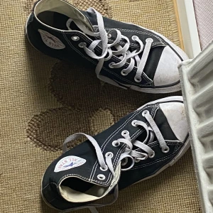 Converse-svarta - Säljer mina svarta converse då de e för små:( storlek 39 sitter som en 38:a