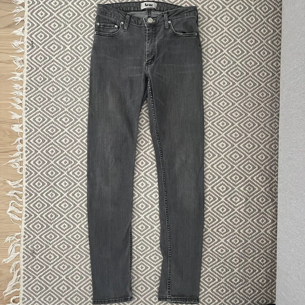 Säljer dessa snygga gråa jeans från Acne som är oanvända och även därav nyskick. Tyvärr för korta för mig!. Jeans & Byxor.