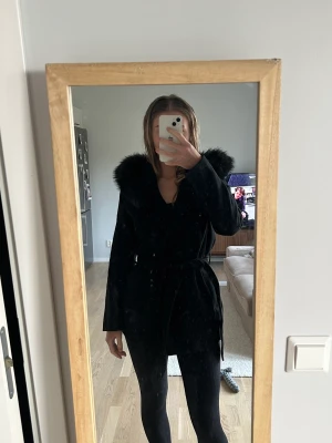 Oanvänd jacka Hollies - Säljer en helt oanvänd jacka från Hollies. Den är i storlek 32 men skulle säga att den sitter som XS/S🫶🏼 I nyskick då jag endast provat den. 