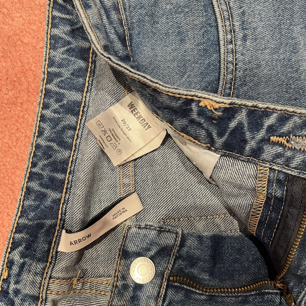Säljer mina lågmidjade jeans från Weekday. Fint skick, har gått upp lite på baksidan nere vid foten då de är lite långa på mig som är 163. Annars superfina!. Jeans & Byxor.