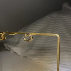 Guldiga örhängen hoops - Säljer mycket smycken nu då jag har för mycket och rensar, så bara att skriva vid frågor eller behov av fler bilder🤍✨🌟Paketpris vid köp av flera smycken/plagg.