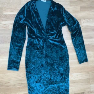 Festklänning  - Festklänning från nelly 