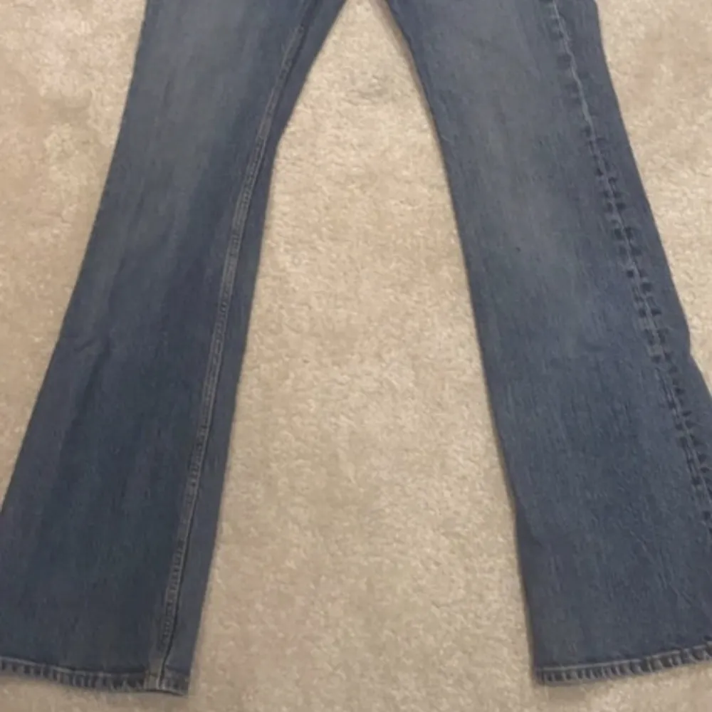 ARKET jeans, så snygga och bootcut! Sitter så snyggt på! Mina favoriter men blev för små…🥲 Står Waits 26? Midjemåttet rakt över : 32 cm  Innerbenslängden: 80 cm. Jeans & Byxor.