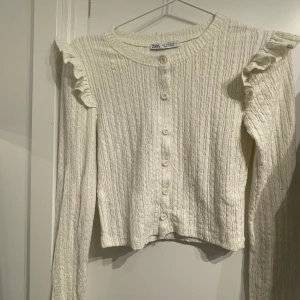 Blus  - En väldigt fin kofta/blus från Zara som är köpt förra året. Den är krämvit och ALDRIG använd. 💗 