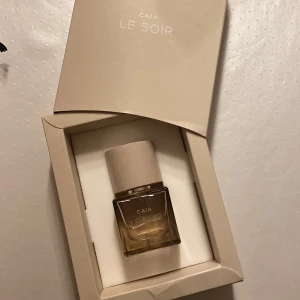 Caia Le Soir (Exclusive utgåva)  - Säljer en parfym från Caia. Den luktar jättegott (säljer den för doften inte passade mig). Den är mer eller mindre helt ny då jag endast har sprayat den en gång för att känna doften.