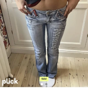 Coola jeans - Sjukt snygga och jätte coola jeans, köpta här på Plick men var tyvärr för små. Midjemått: 74 cm, Längd: 79 cm.