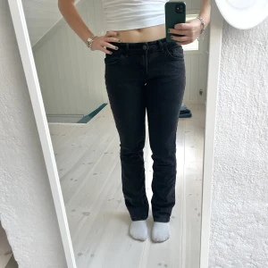 Lågmidjade jeans - Skitsnygga Lågmidjade svarta jeans från stradivarius. Aldrig använda. 