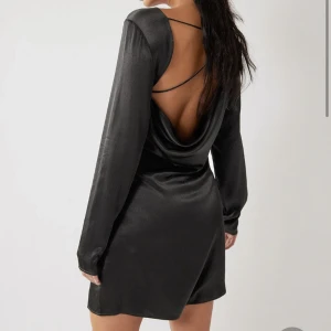 Klänning - Satinklänning med öppen rygg från nakd💓 endast använd en gång!! 