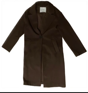 bershka kappa - Jättefin kappa från Bershka i storlek xs. Använd typ 3 gånger.  säljer då den inte passar  min stil längre! Köparen står för frakt. Det är bara att skriva om ni har frågor! Nypris 700-800!