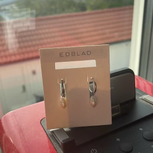 Edblad örhängen  - Säljer dessa as snygga Edblad örhängen för att jag har bytt från silver till guld. Odinarie pris är ca 300 kr. Kom privat för mer bilden/ information💕💕