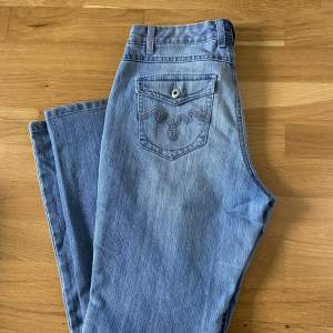 Jättefina bootcut jeans från Bandolino. Köpa second hand usa, säljer pga att dom är förstora, därmed inga bilder med jeansen på mig☺️
