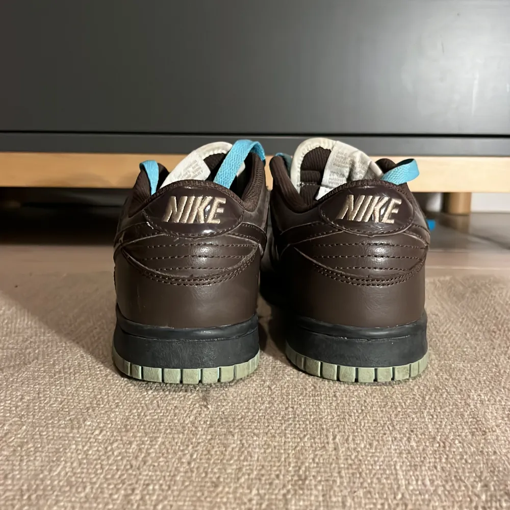 Tja! Säljer nu dessa Nike dunks för att de är för små på mig. Skorna är i bra skick. Hoppas du vill köpa!. Kengät.