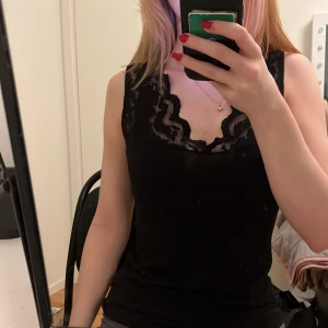 Svart topp - Svart spetstopp från H&M