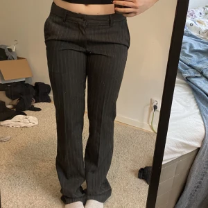 Kostymbyxor  - Assnygga kostymbyxor från Tiger of Sweden storlek 38