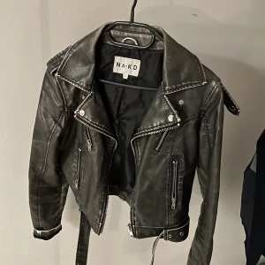 Skinnjacka  - En skinnjacka från NAKD. Fint skick! 🙌🏼