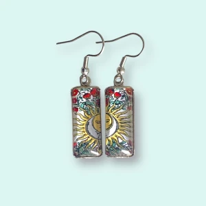 tarotkort örhängen 🌟 - Säljer dessa örhängen tarotkort! 🌙 krokar i sterling silver 🙌 pris 49kr styck, 15kr frakt vid köp genom swish privat, annars plicks fraktalternativ 💛 GRATIS frakt vid köp av tre par örhängen från min plicksida! kan vara från olika annonser! 🥰