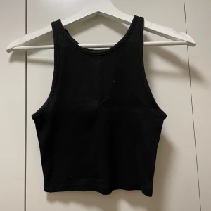 Basic ribbat linne från Zara - Svart basic ribbat linne från Zara, aldrig använt. Storlek M passar mig som har S också 💓