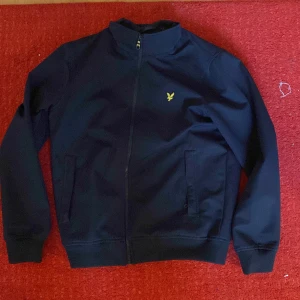 Lyle & scott jacka  - Jag har använt denna tröja en par gånger. 