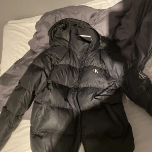 Calvin Klein vinterjacka - Fin jacka som är använd 2 vintrar, skulle säga att den är 7/10 i skick. Nypris 2600