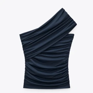 zara topp - Säljer den här sjukt snygga zara tröjan, säljs för att den är för liten. Aldrig använd, lapparna kvar💗