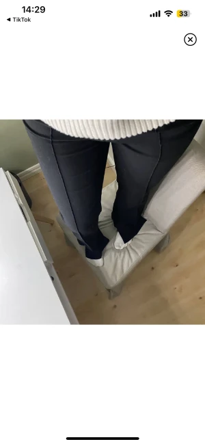 Kostymbyxof - Jättefina kostymbyxor köpta på Plick men ifrån NA-KD. Slits längs ner. 