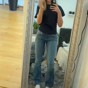 Lågmidjade bootcut jeans zara - Säljer dessa snygga bootcut jeansen med låg midja ifrån zara. Jeansen är helt slutsålda på hemsidan. Dom är helt nya med prislapparna kvar. Säljer pga lite för små för mig. Tveka inte på att höra av er vid frågor 💗 