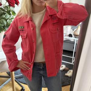 Såå snygg neon rosa jacka ifrån La Jabalcuza🩷🩷 Handgjord!! Nypris: 239€ (ca 2770kr)