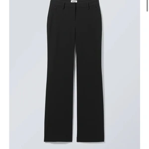 Kostymbyxor  - Säljer mina lågmidjade kostymbyxor från weekday pågrund av att dom är för tajta för mig! Storlek 36 (små i storleken). Nypris 500