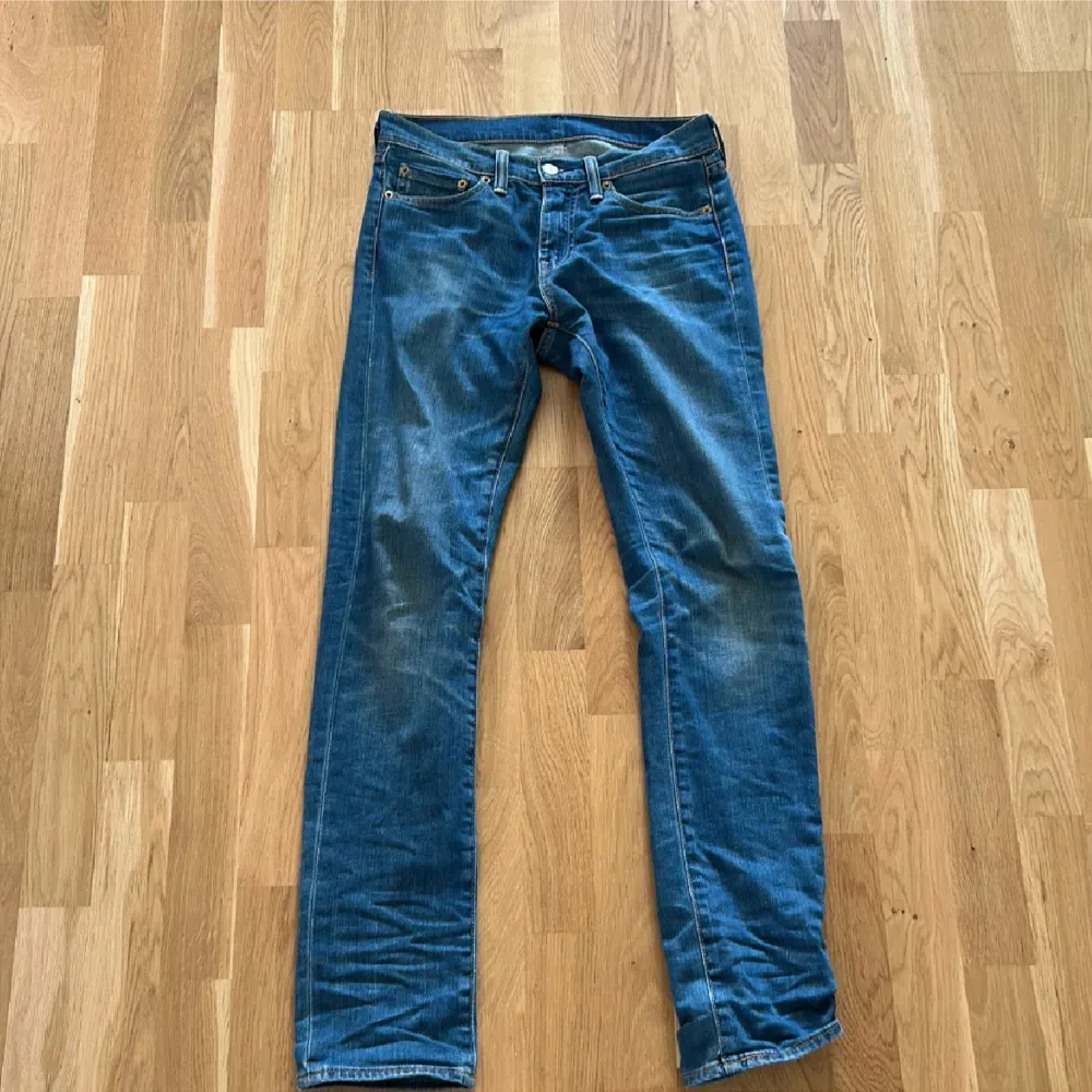 Snygga Levis jeans som tyvärr inte passar längre/inga anmärkningar/nypris 999 vid snabb affär 250. Jeans & Byxor.
