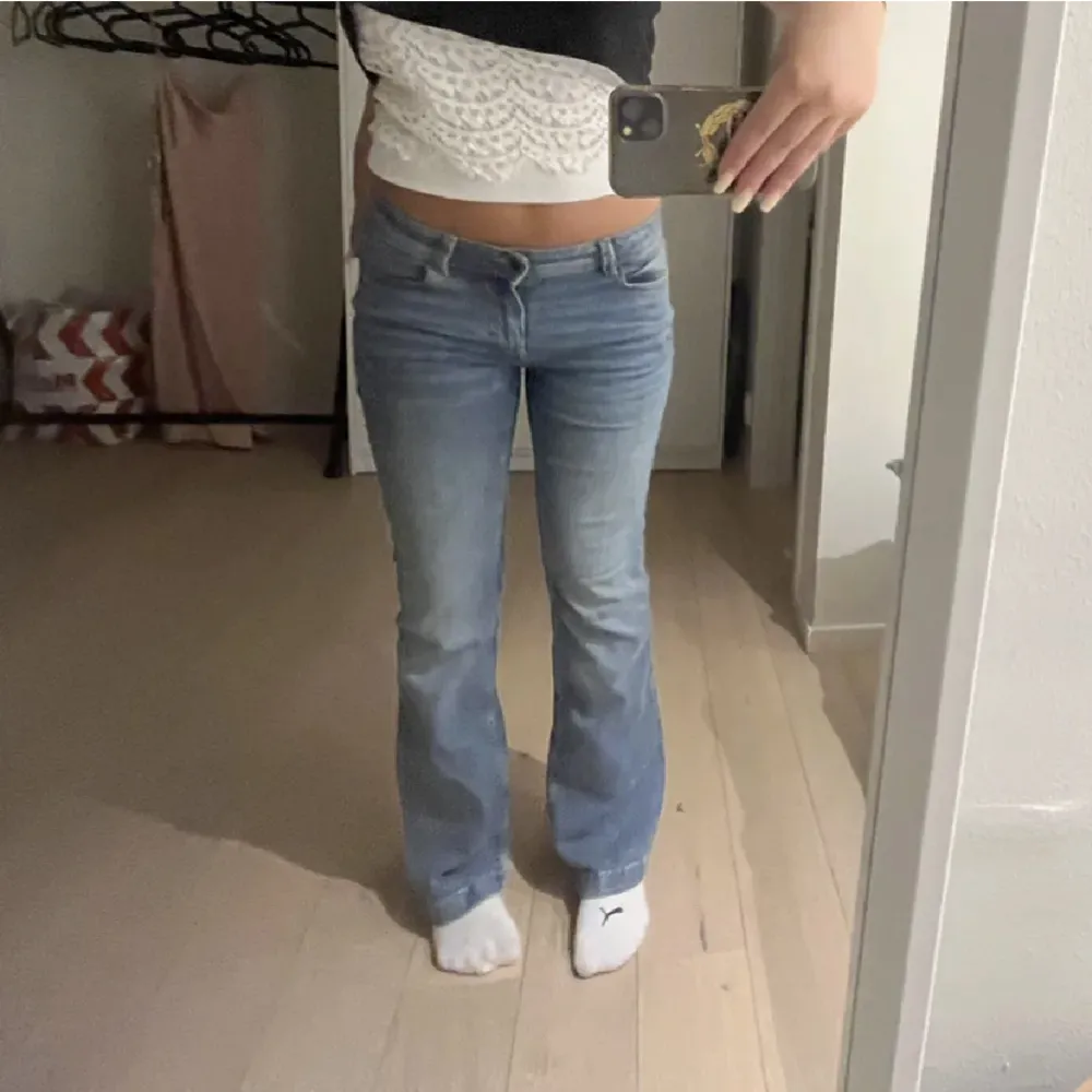 Säljer dessa snygga jeans i fint skick! Storleken är 29-32 skulle säga att de är ungefär som 36💗. Jeans & Byxor.