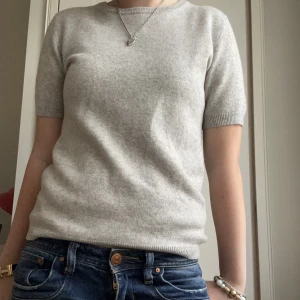 Stickad Kashmir topp  - Säljer denna otroligt fina Kashmir topp ifrån soft goat🤍säljer pga för liten. 