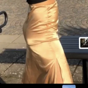 Satinkjol - Säljer satin kjol i guldfärg 