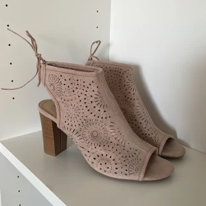 Skor - Något hårt i materialet då dem endast är använda 1 gång. Snörena bak har torkat lite går fortfarande att använda ev, bytas ut. 