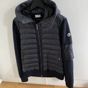 Moncler cardigan  - Säljer en Moncler cardigan som är i väldigt bra skick! Storlek M. Köpt på NK! Hör gärna av dig om du har frågor!