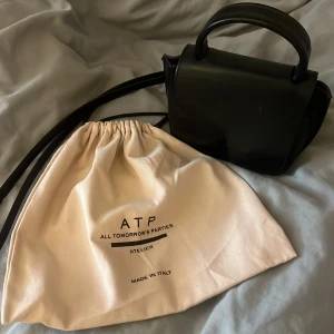 ATP väska - Jag säljer min atp väska i den lilla modellen!🥰 Så smidig och fin väska, perfekt till vardags och finare tillfällen. Väskan är i bra skick (några repor, vilket alla atp får ) och köpt för 3500 kr⭐️🩷 Vid andra frågor skriva gärna privat.