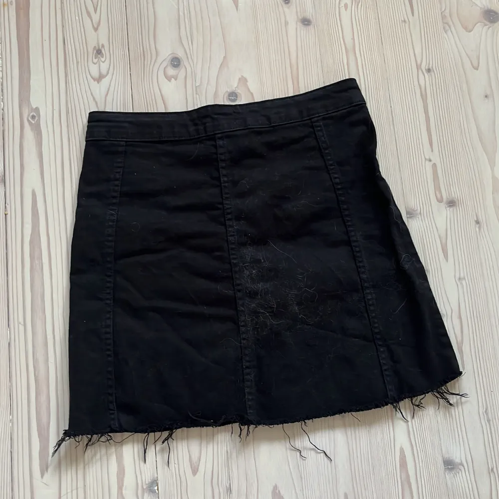 Säljer nu denna fina svarta jeans kjol då den tyvärr inte kommer till användning och är lite för liten för mig som vanliga fall har M/L i jeans kjolar och byxor💛💛. Kjolar.