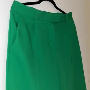 Snygga gröna kostymbyxor från Zara, nyskick. Storlek L