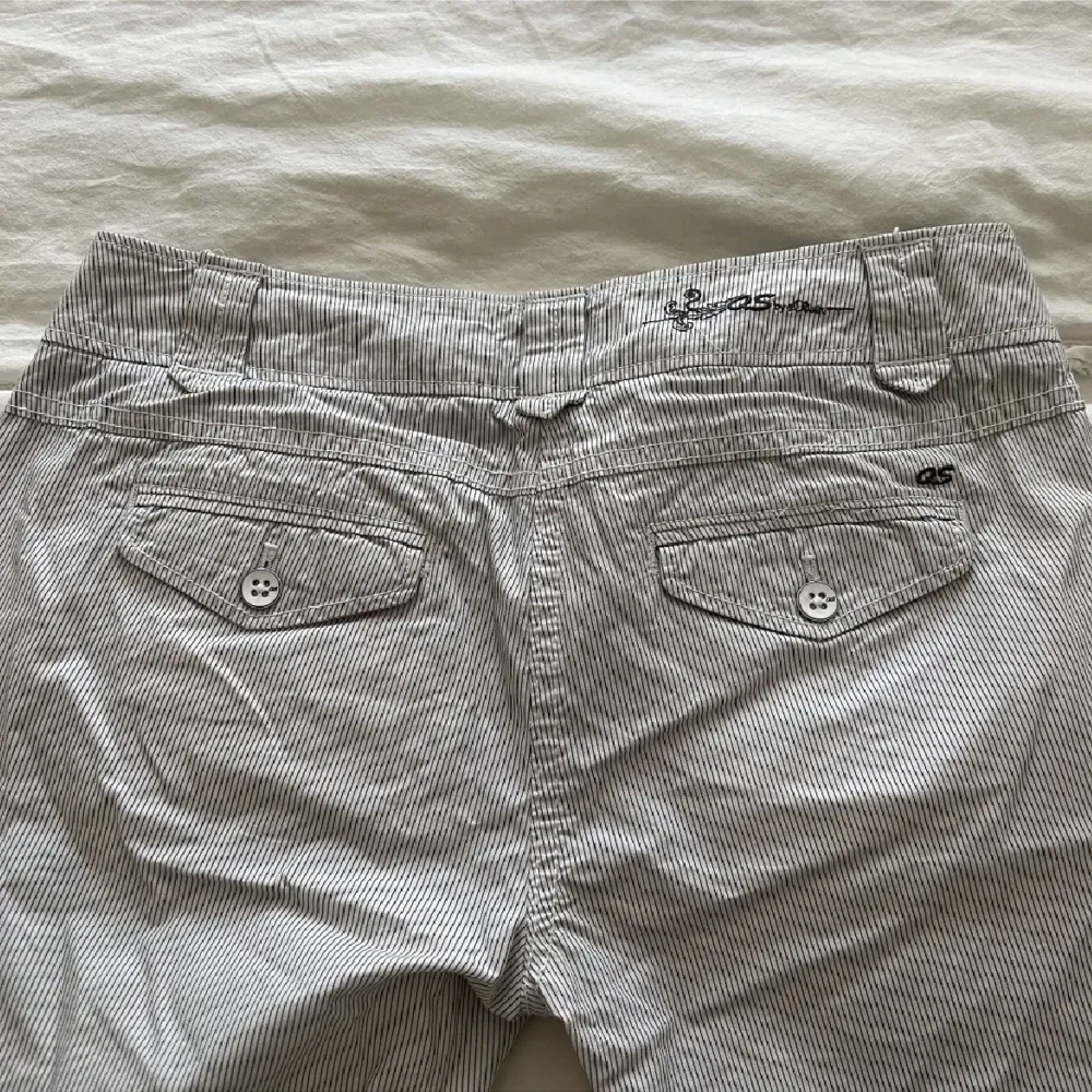 Superfina randiga lågmidjade byxor som ja tyvärr inte får användning för❤️❤️. Jeans & Byxor.
