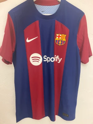 Barcelona hemma tröja 2023/2024  - En player edition hemma tröja från nuvarande säsong. Köpte den i barcelonas officiella merch shop. Har aldrig använt den och den har den nya laliga badgen på sidan av tröjan. Ny pris ligger på 1300, jag kan skicka med påse och kvitto från affären.