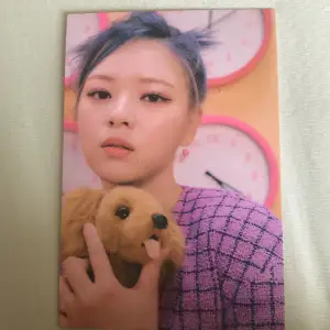 Säljer denna Jeongyeon Between 1&2 (Archive Ver) postcard pga att jag redan har en. KLICKA EJ PÅ KÖP NU!!! 