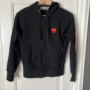 CDG Zip Hoodie - CDG Zip Hoodie // Skick: 9/10 // Liten i storlek så passar mig ej längre 
