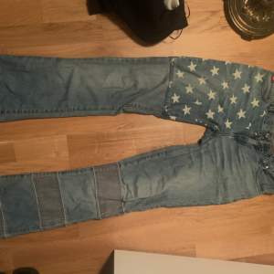 Säljer dessa miss sixty jeans med stjärnor som är lågmidjade och sitter bootcut! Tyvärr dock trasiga på låret baktill därav pris, köpta för 500kr 
