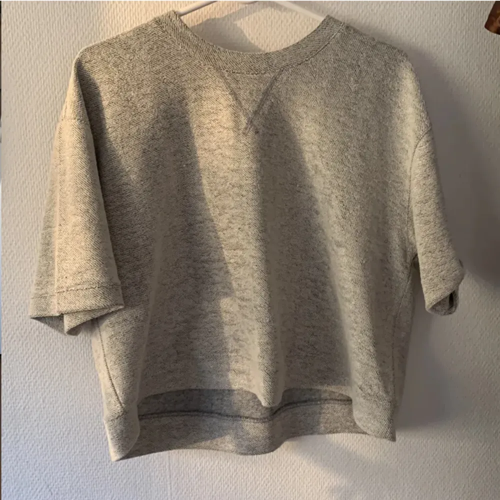 Svinsnygg silvrig tröja i storlek L men sitter såhär på en med S🩷 skriv vid funderingar💘💘. T-shirts.
