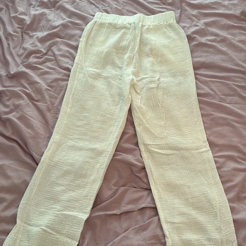 Vita byxor från shein.  Storlek M men är meg som S. Lite korta för mig som är 180cm . Jeans & Byxor.