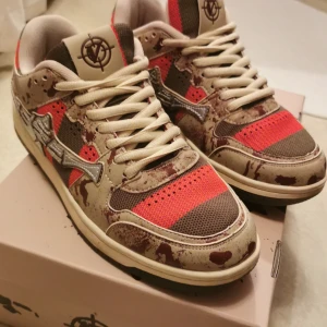 Vicinity Akimbo Bloody Lows - Väldigt bra skick. Använt 1 gång, är för små för mig. Orginal pris 200£. Priset kan diskuteras. 