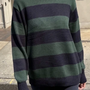 Brandy Melville tröja - Stickad oversized tröja från brandy Melville som ine kommer till användning. Kontakta för mer info eller egna bilder (bild är lånad från sidan⬆️)💕