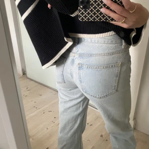 lågmidjade jeans - Lågmidjade jeans från gina i storlek 32 men är mer som en 34, även liten 36a💕